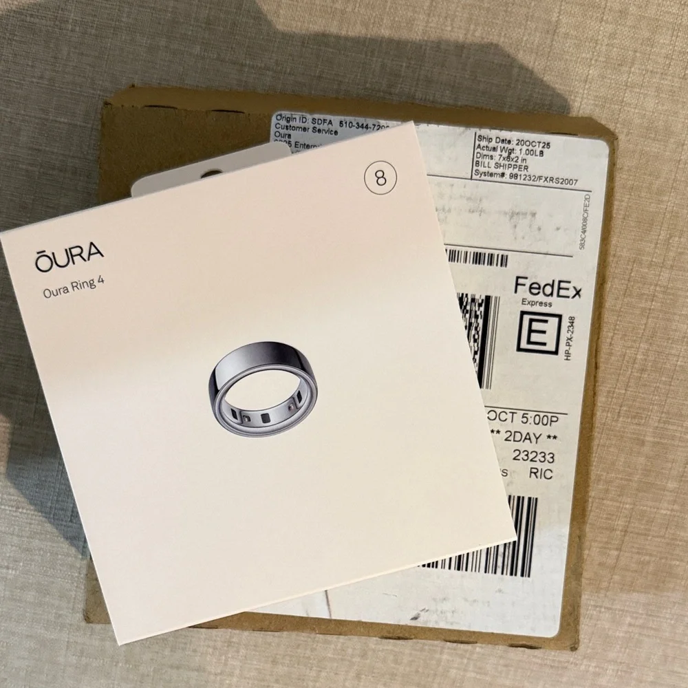 Oura Ring 4 in Elegant Silver